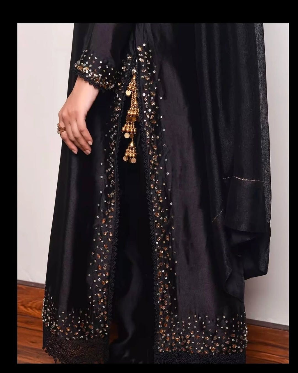 Graceful flow with timeless black luxury